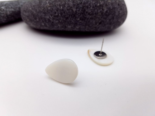 Muschel Tropfenform Ohrstecker weiß